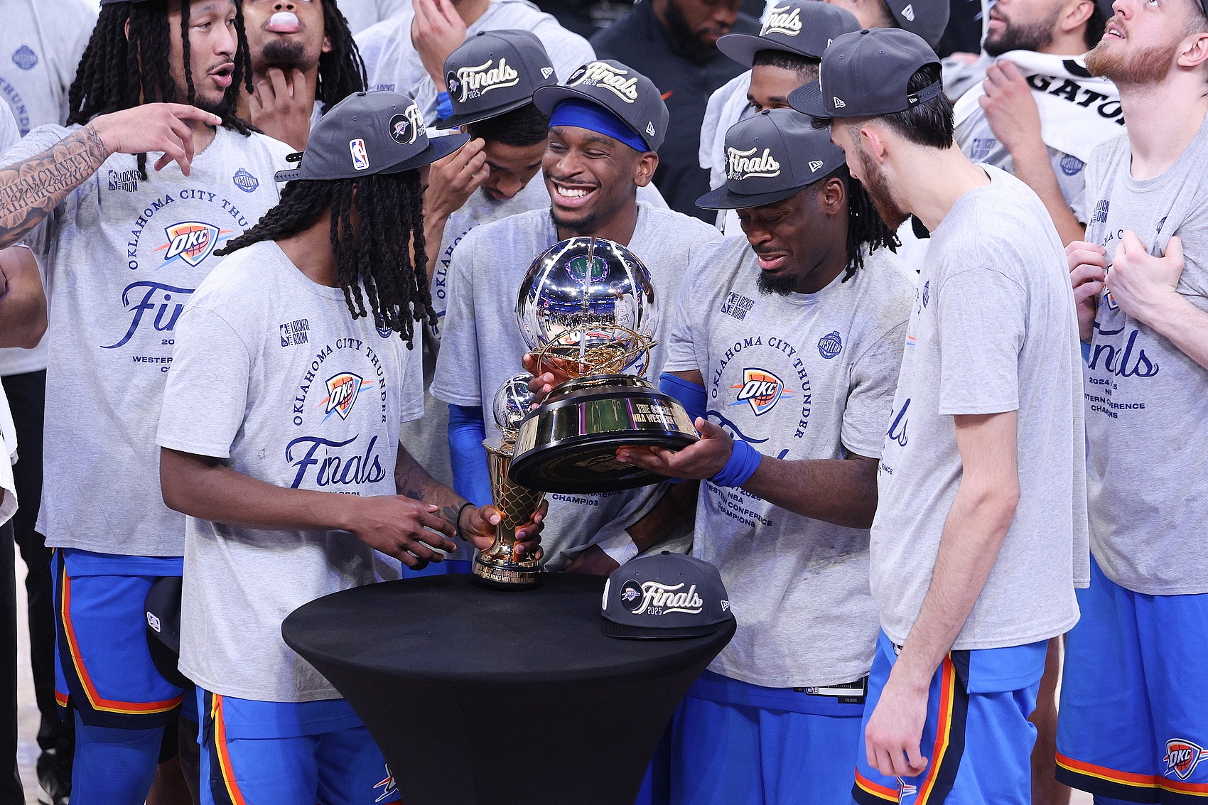 法国杯赛程吃紧，俄克拉荷马雷霆清晨外线爆发，媒体盛赞，团队化学反应显著的简单介绍